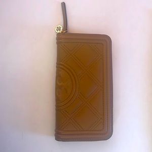 Tory Burch Fleming quilted wallet gently used. No damage.